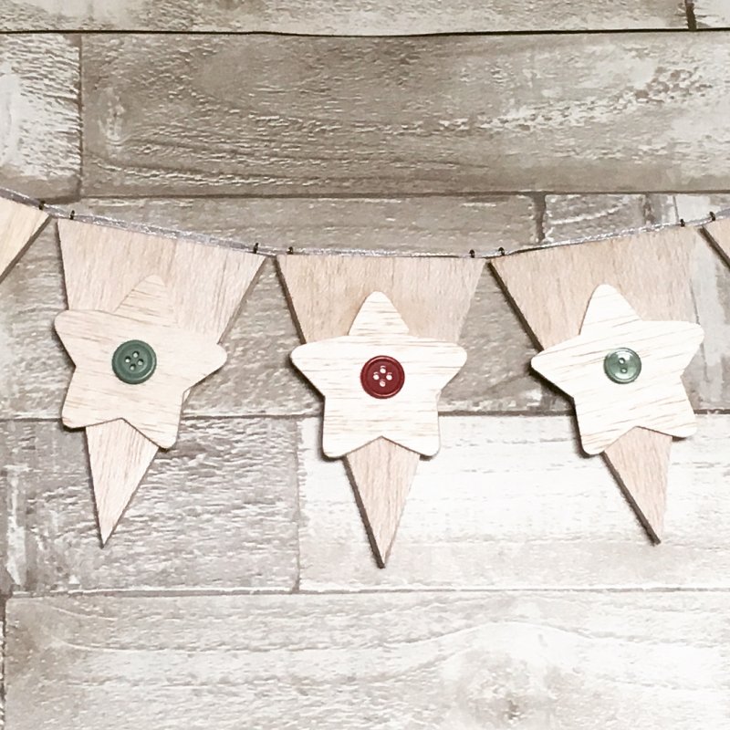 How simple but fabulous is this triangle star and button bunting. 