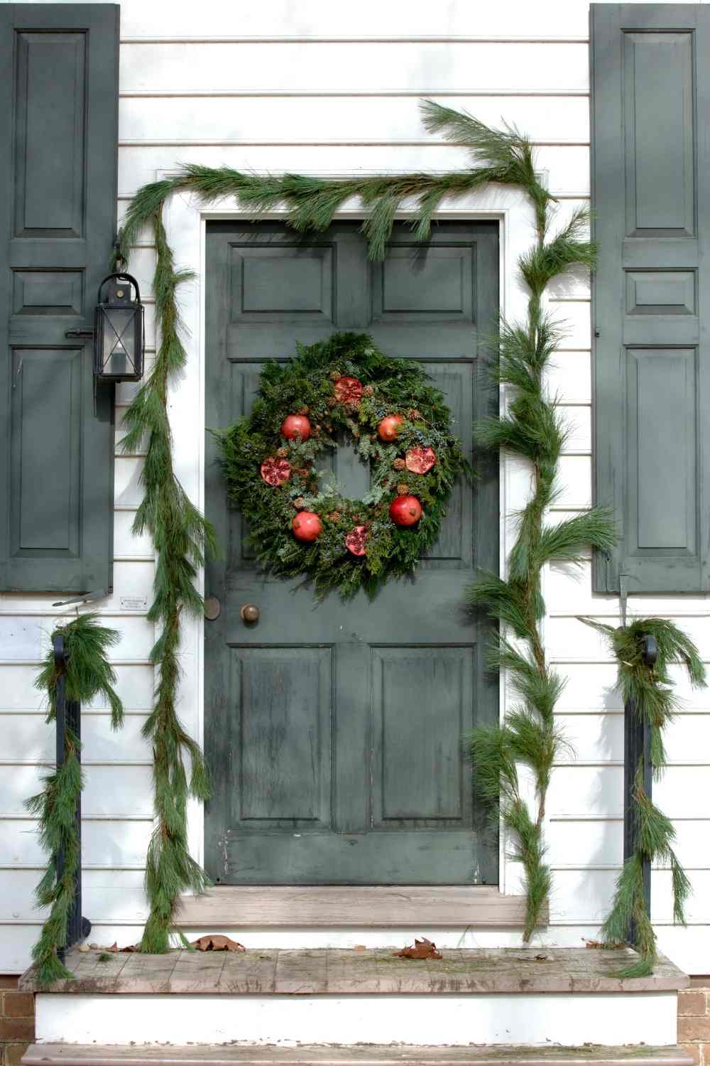 Simple wreaths for a customary look