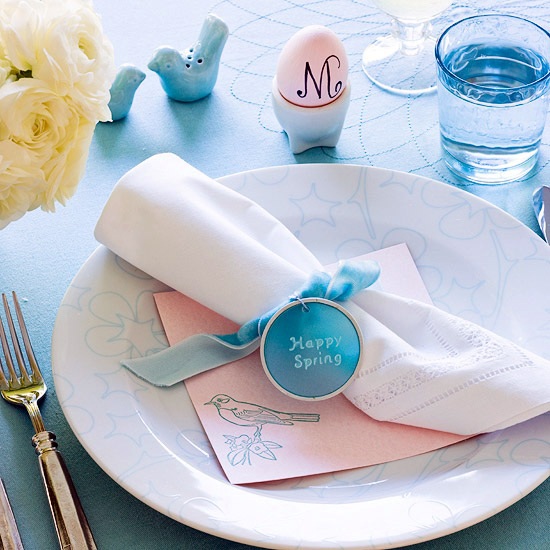 Blue-pink color is elegant in combination with this Easter decoration