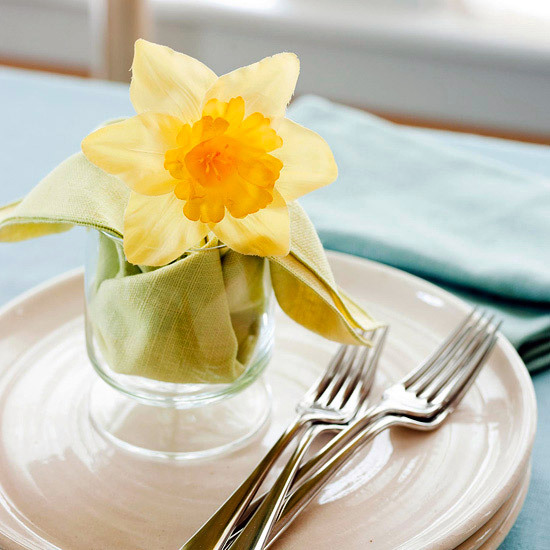 Grell yellow daffodil in a glass