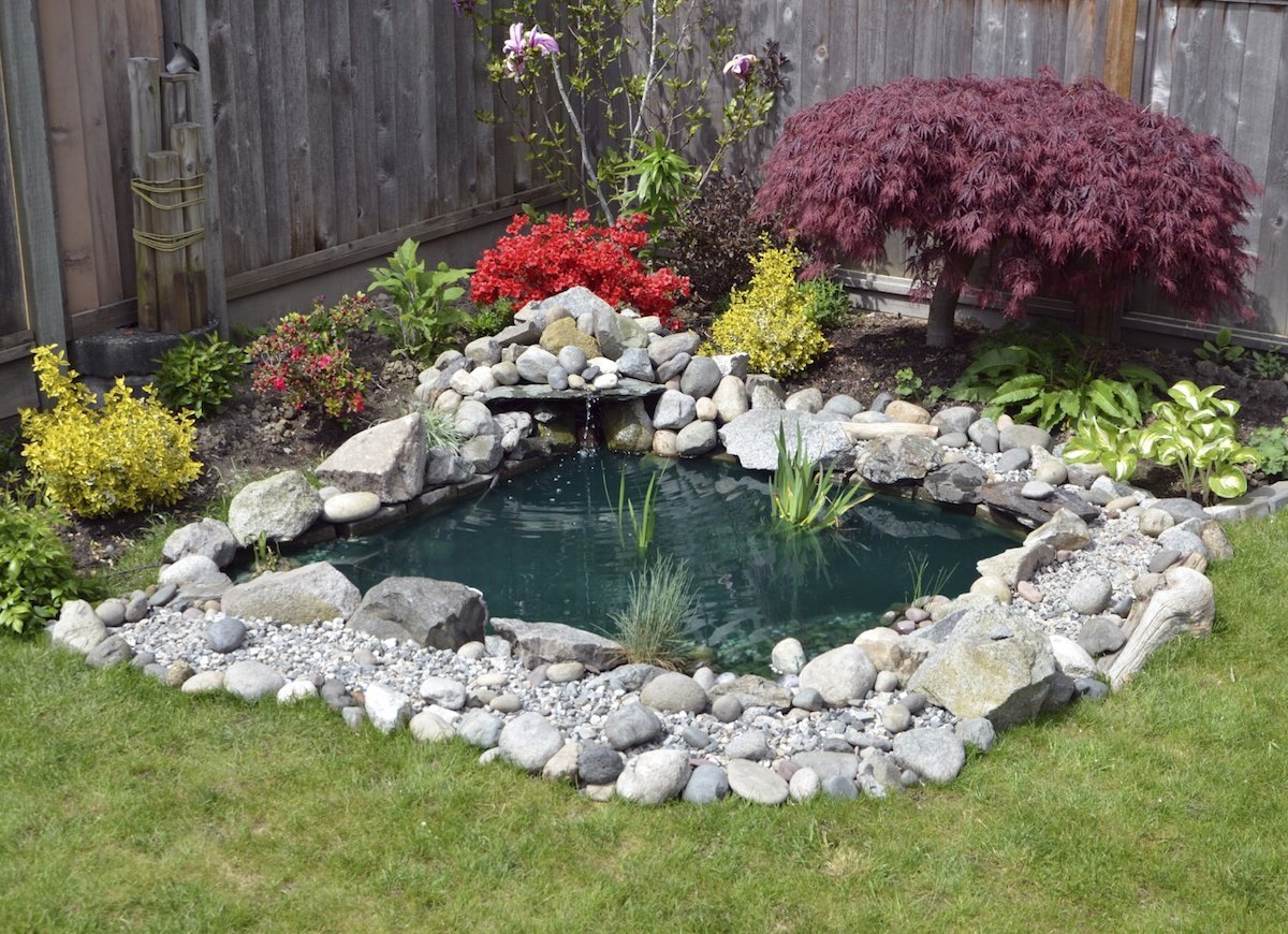 Decoration of the reservoir with stones