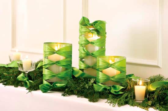 Dress the decorative candles on the Christmas table with colorful ribbons.
