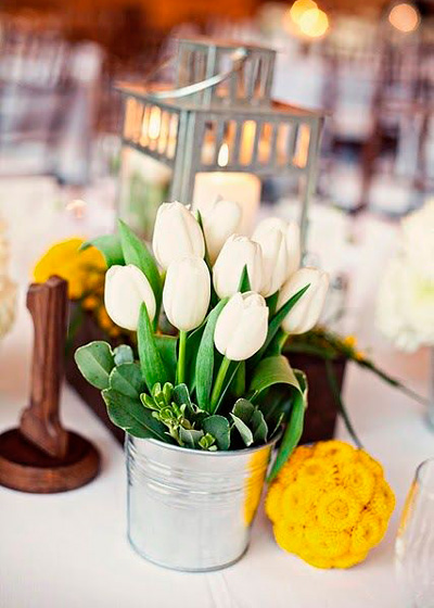 White tulips to decorate a simple Christmas table.