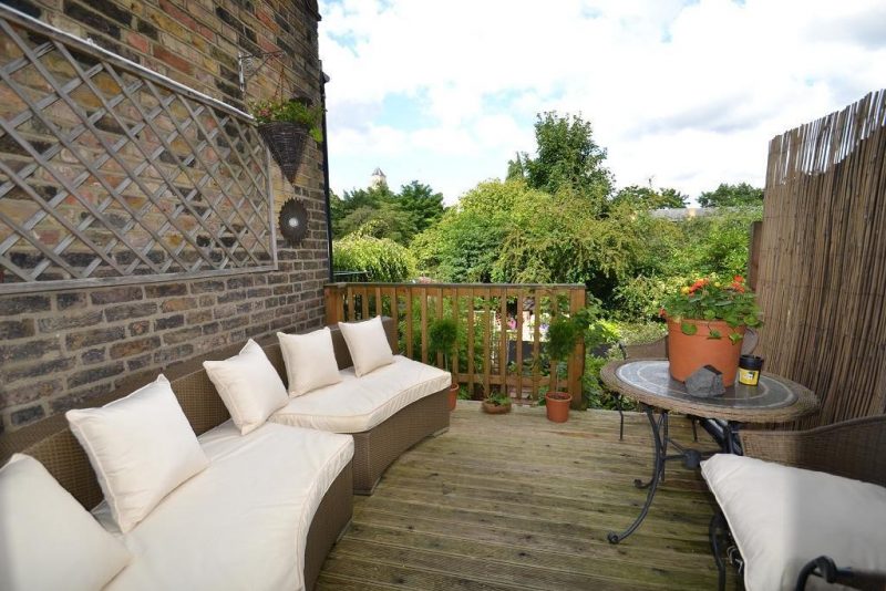 Set up a small roof terrace - the right furniture!