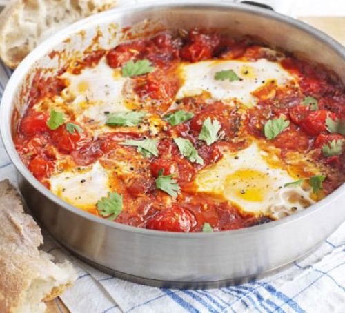 Spicy tomato baked eggs