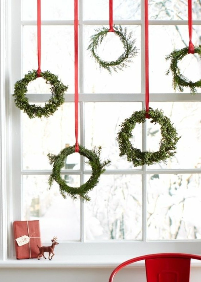 A super simple idea for decorating Christmas windows!