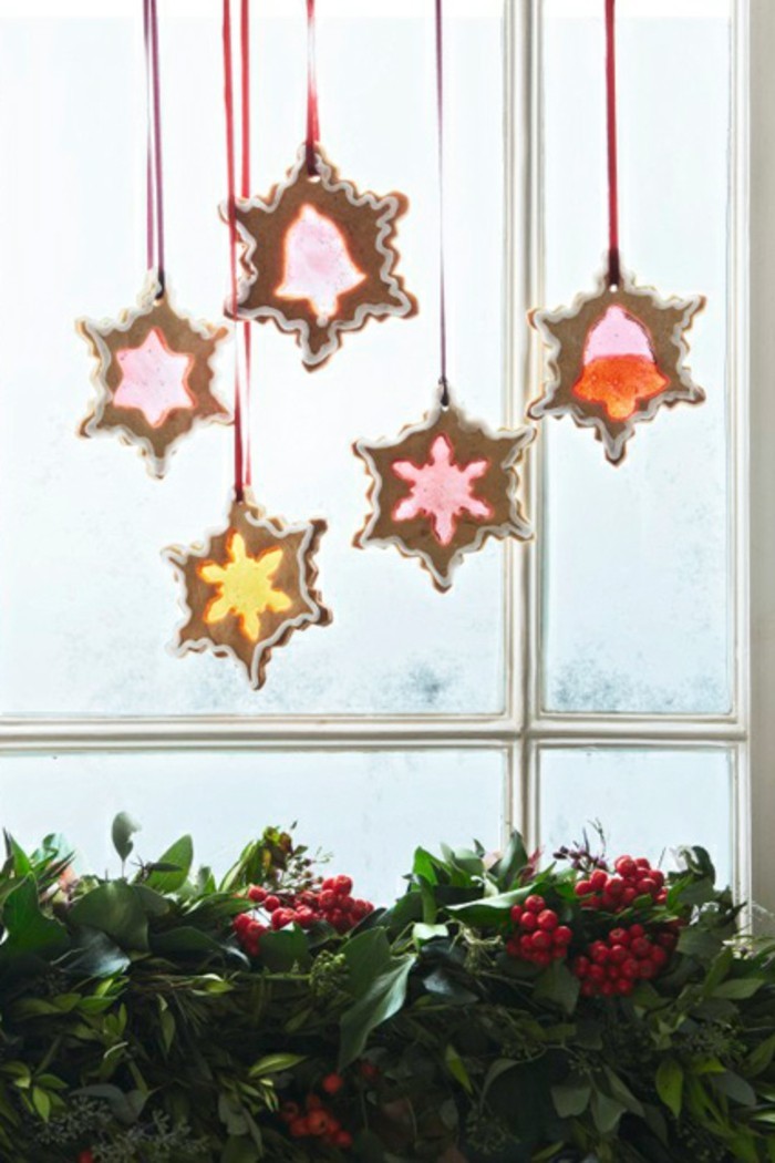 Big delicacies that serve as a unique window decoration for Christmas