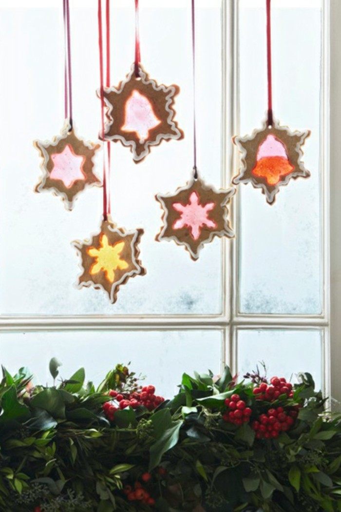 Big delicacies that serve as a unique window decoration for Christmas