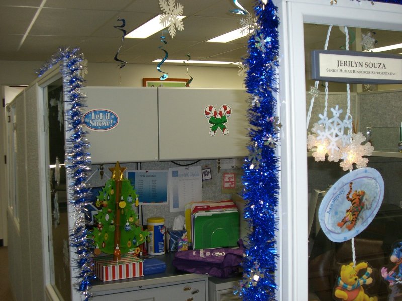 #Christmas #Office #Decoration #Ideas Christmas Cubicle Decorating Ideas - 17