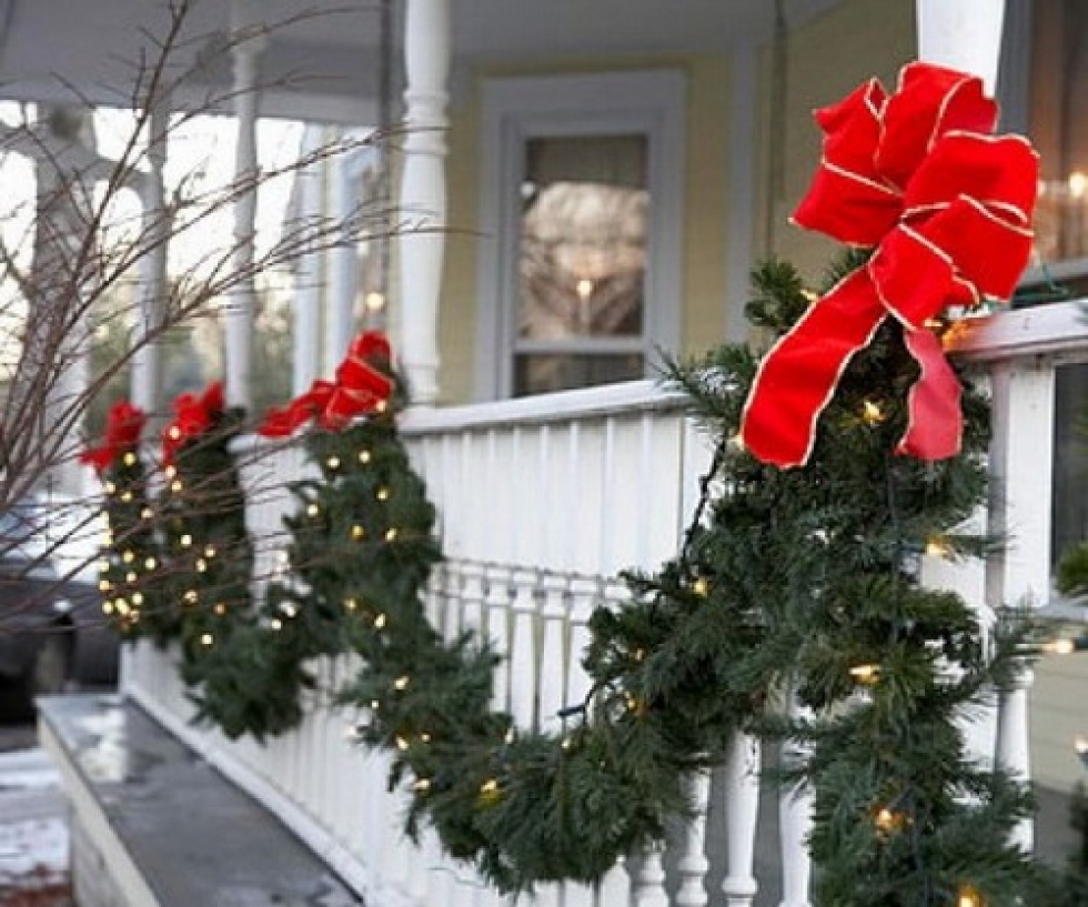 #DIY #Outdoor #Christmas #decorations Classic garland and red bow