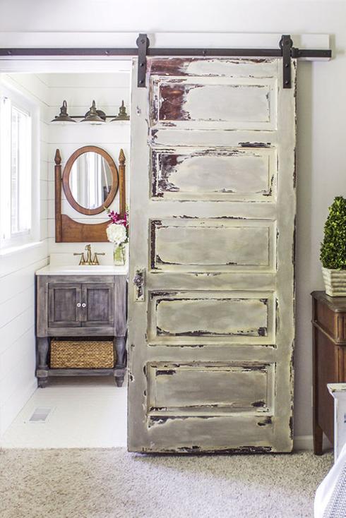 Country style for a warm bathroom