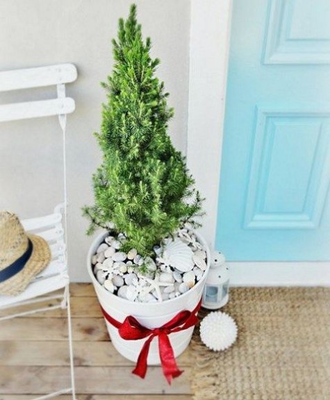 #Small #Christmas #Tree Covered your Christmas tree with pebbles and shells