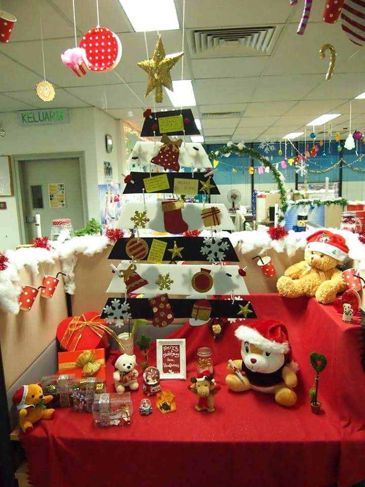 #Christmas #Office #Decoration #Ideas Creatively Arrange Office Tree With Lovely Festival Accessories