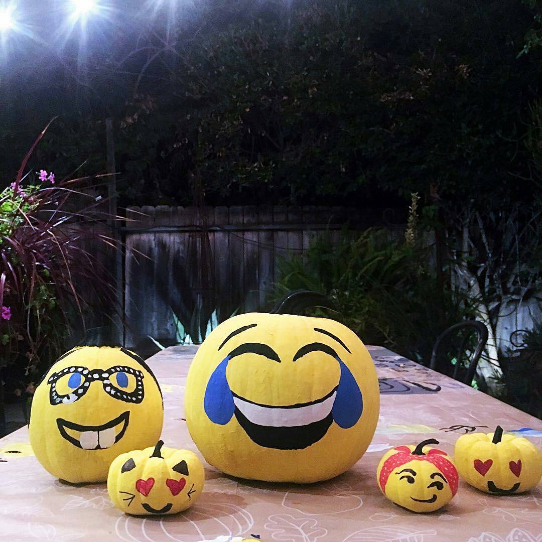 Cute emoji pumpkin family