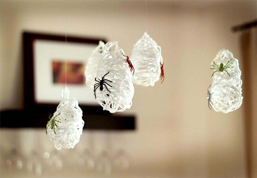 DIY Halloween decorations spider webs of wool