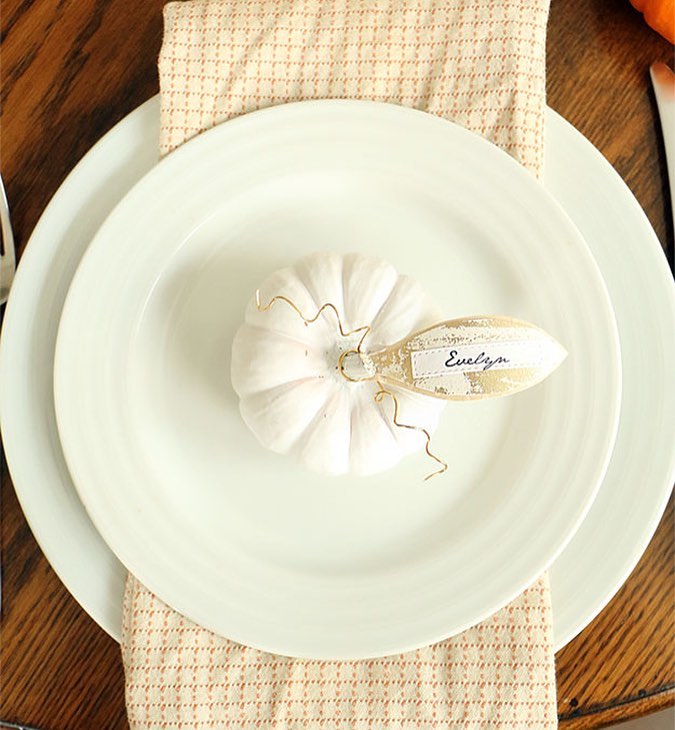 Mini DIY pumpkin placecards are just what you need for your Thanksgiving tablescape!