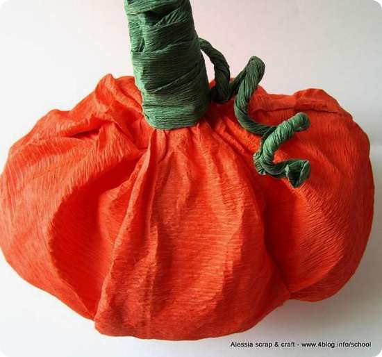 Pumpkin-shaped decorations is to use green and brown crepe paper