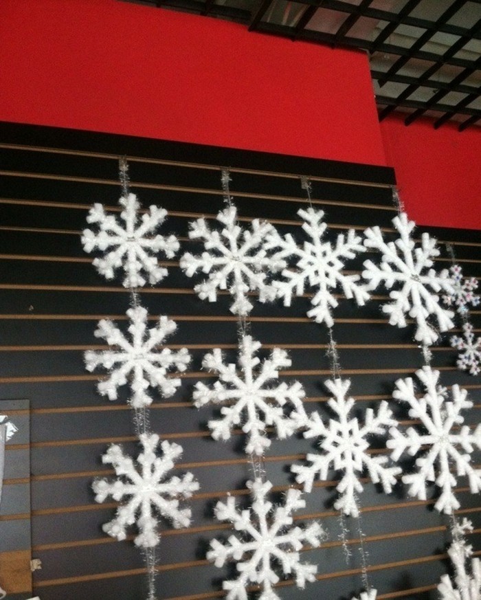 This hanging Christmas decoration fits both on the wall and on the window