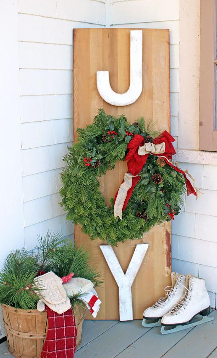 #DIY #Outdoor #Christmas #decorations Wooden sign and garland