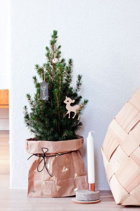 #Small #Christmas #Tree tiny tree in paper, decorated with beads