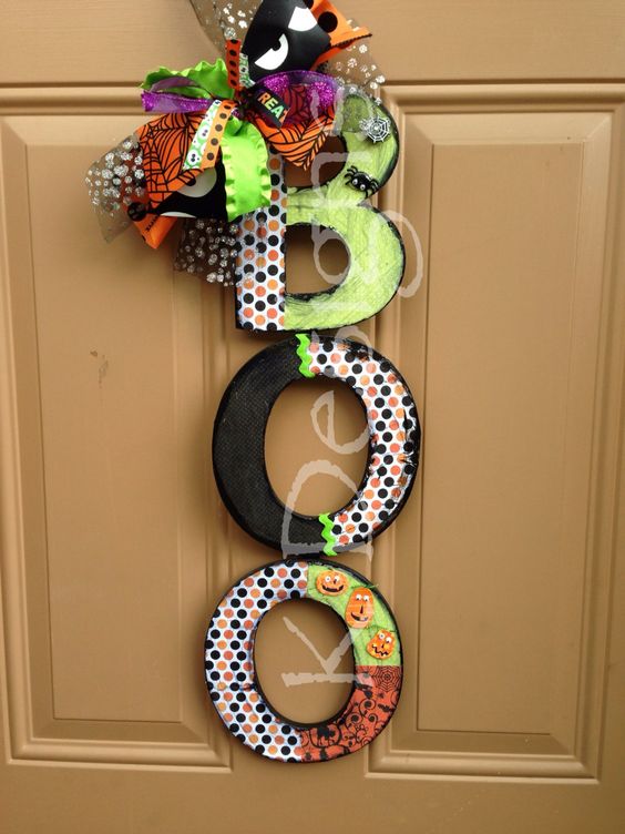 Boo door signs wreath.