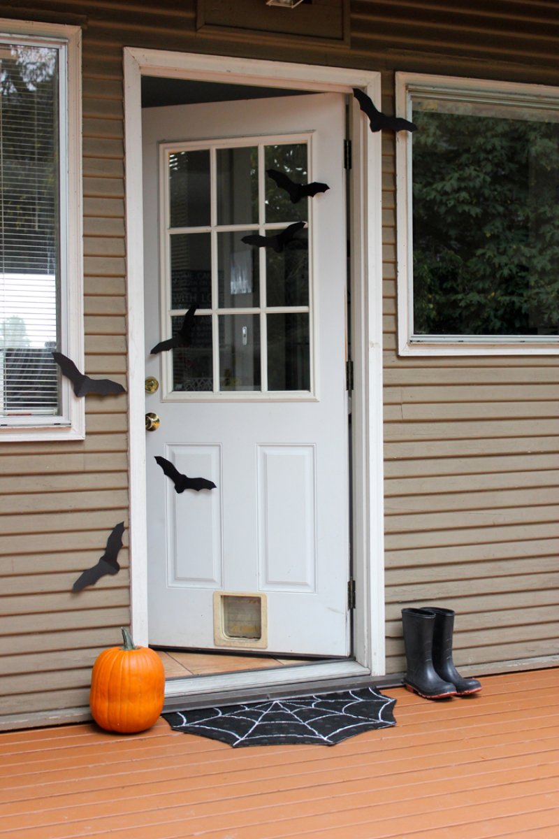 DIY spiderweb doormat A simple and classic idea for outdoor Halloween decoration.