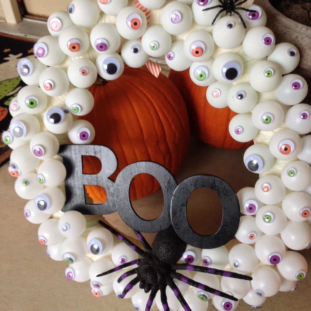Halloween Eyes Boo Wreath.