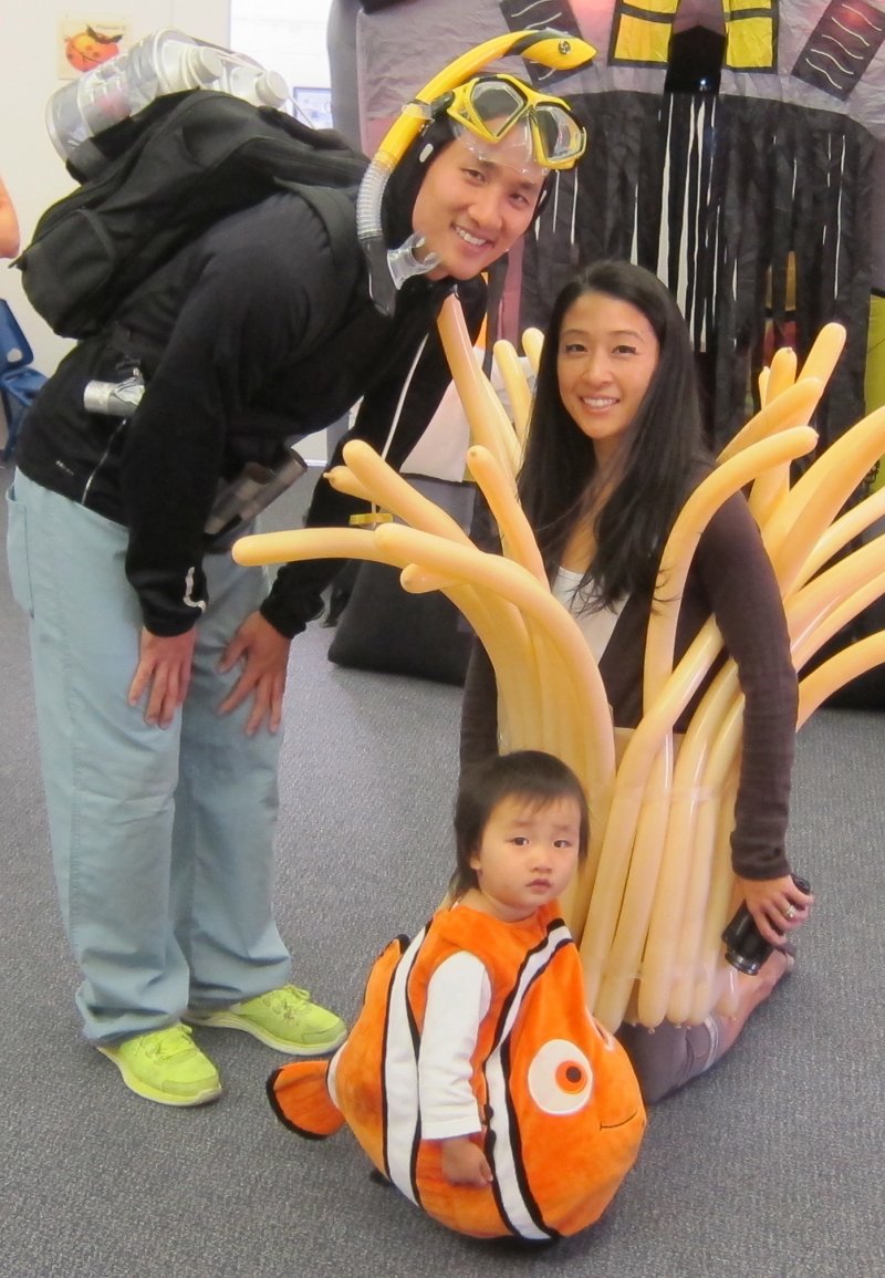 Halloween family costume finding NEMO.