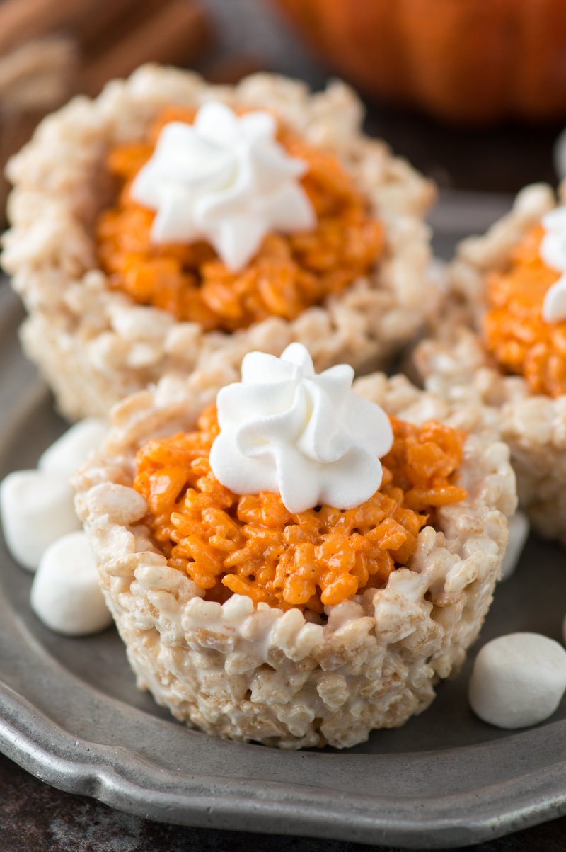 Mini pumpkin pie rice krispie treats are perfect for the fall