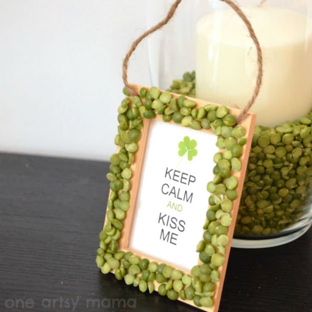 Split Pea Kiss Me Sign.