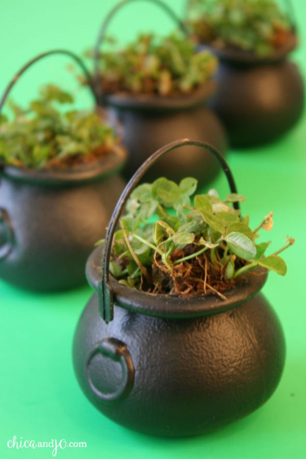 St. Patrick’s Day Clover Place Cards.