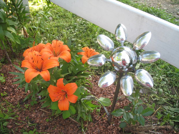 Create an attractive trash-to-treasure flower.