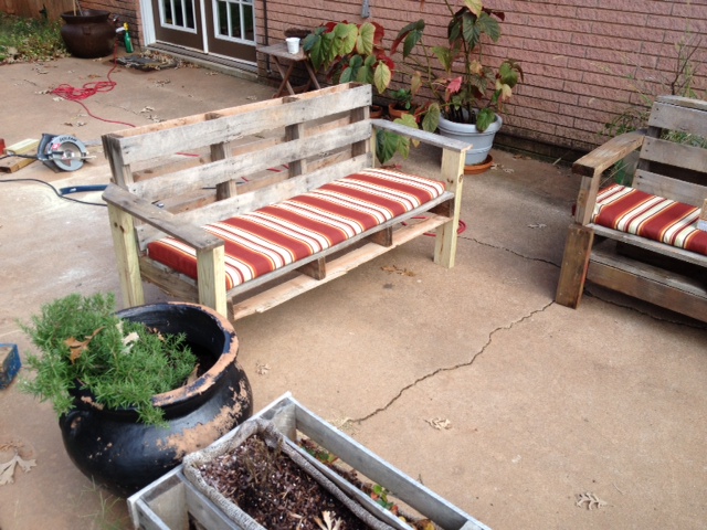 DIY pallet bench which will make time spent outdoors.
