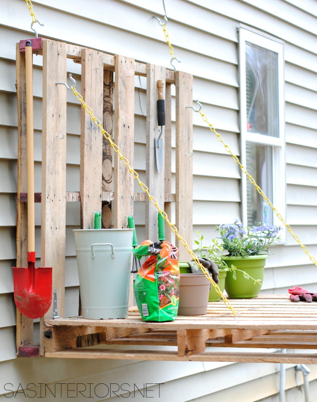 Fold-Away Pallet Gardening Table.