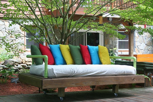 DIY Pallet Day Bed.