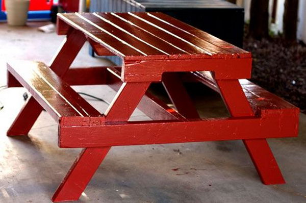 DIY Pallet Picnic Table.