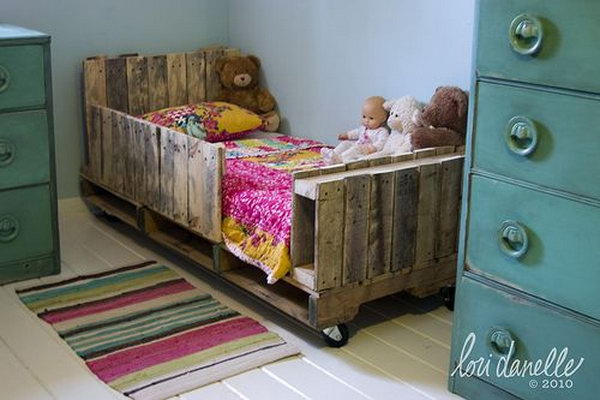 DIY Toddler Pallet Bed.