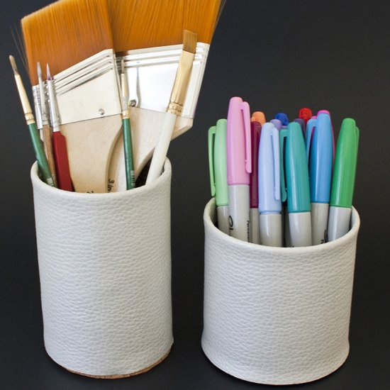 Perfect to organize any desk supplies, and very easy to make.