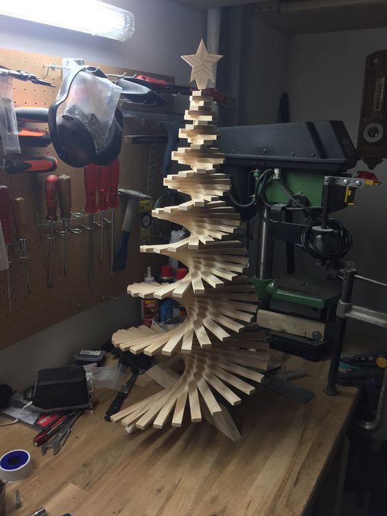 Small pallet arranged as twisted Christmas tree.