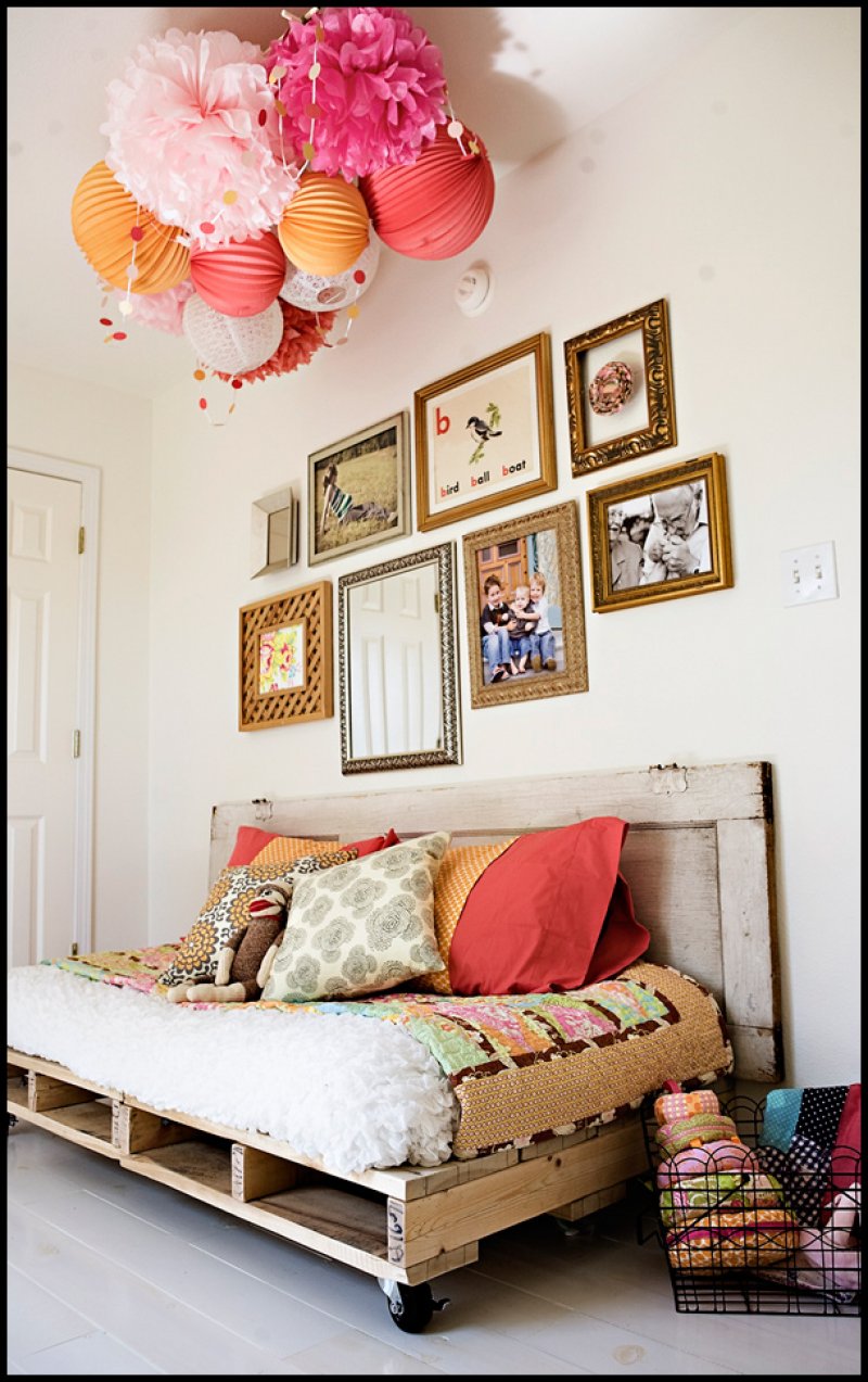 Turn two pallets into a cozy daybed.