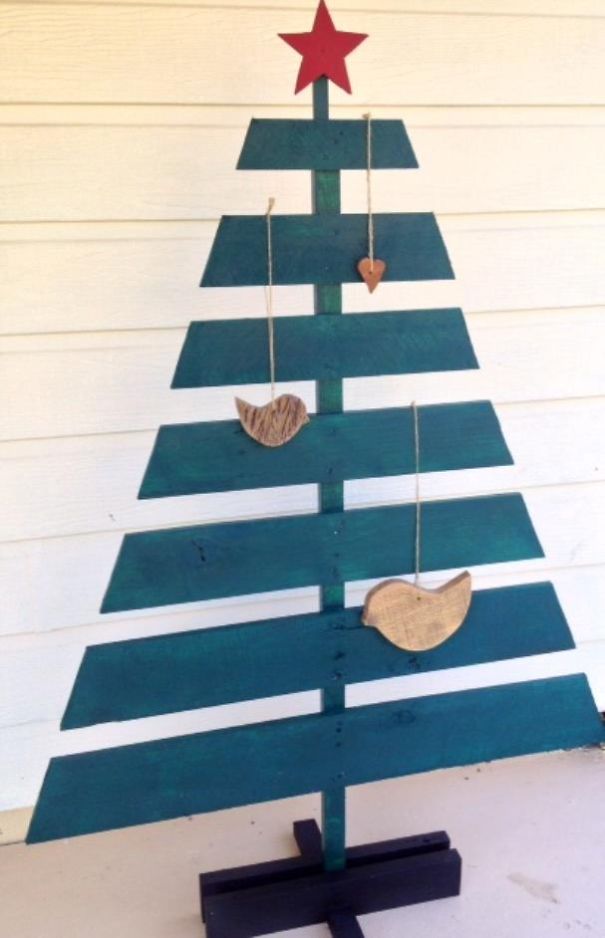 Beachy Pallet Christmas Tree.