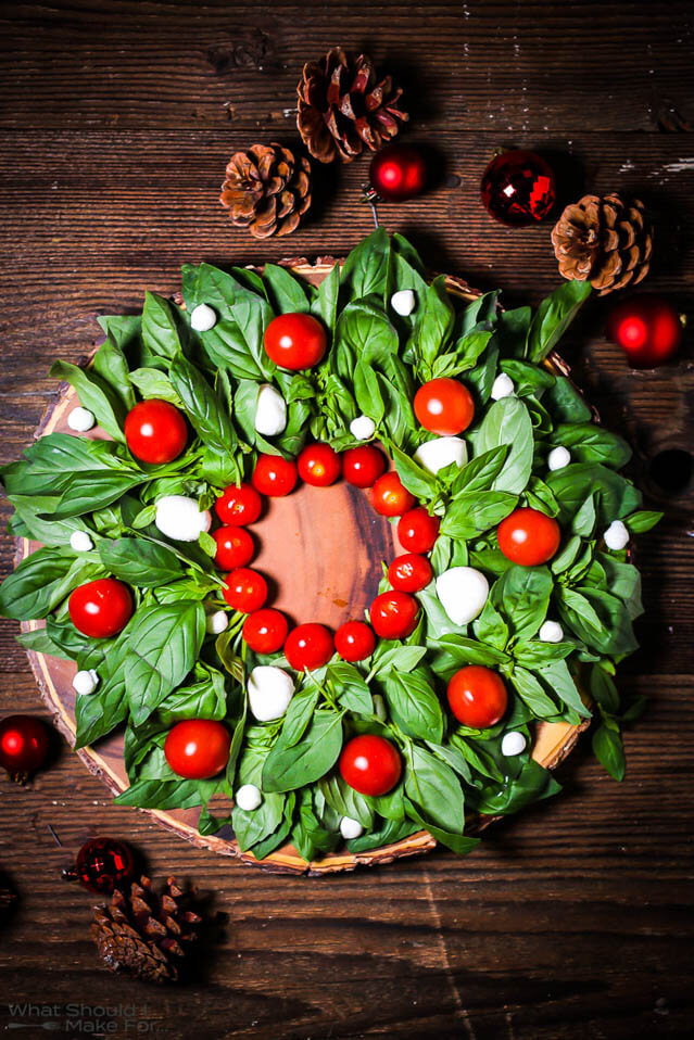 Christmas Wreath Caprese Salad.