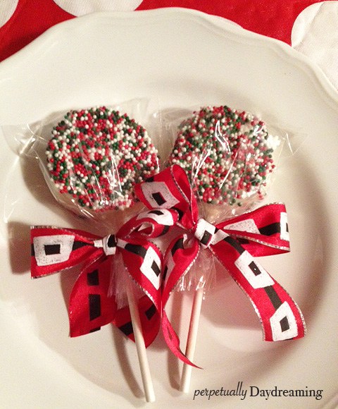 Christmas-y Chocolate Covered Oreo Pops.