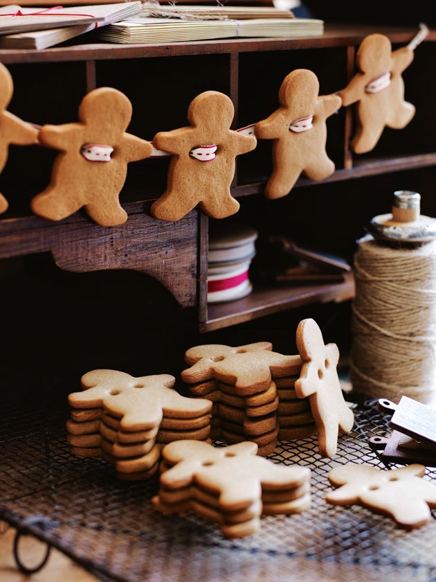 Gingerbread men garland christmas.