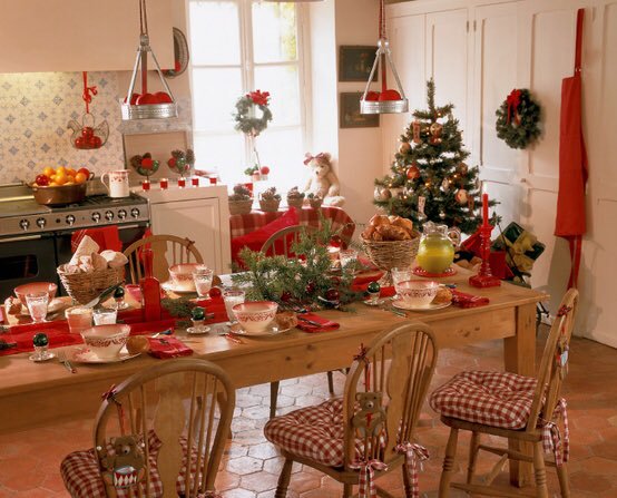 Loving this cozy Christmas kitchen! So festive & Christmassy!