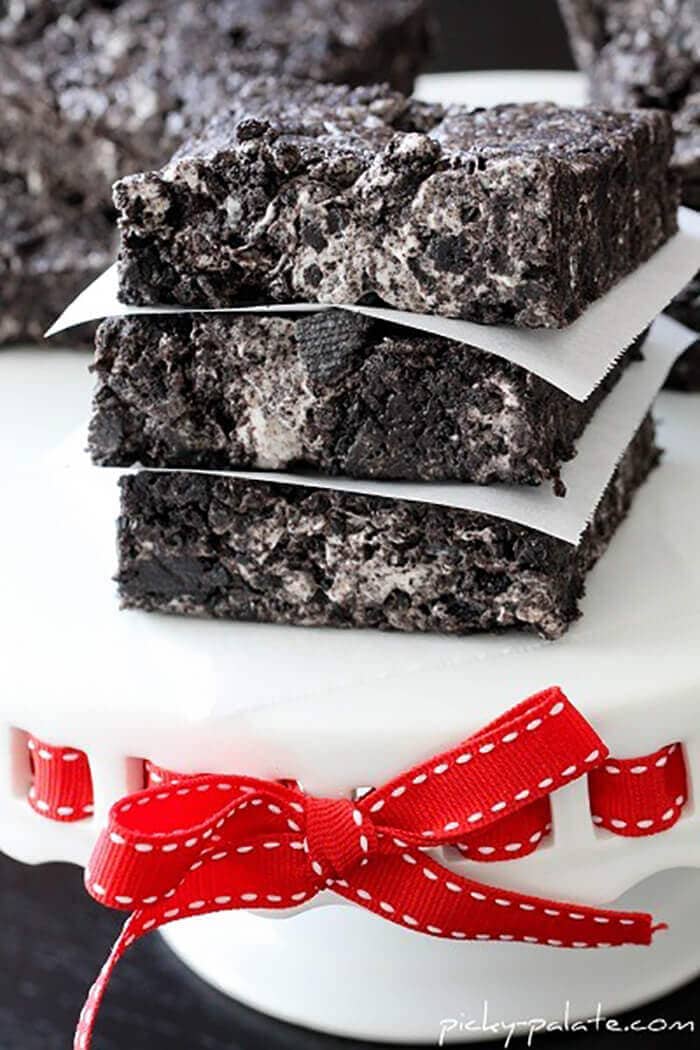 No-Bake Chewy Cookies And Cream Bars.