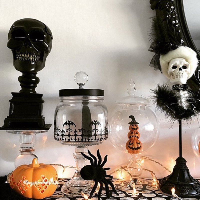 Dramatic Mantel Decoration for Halloween.