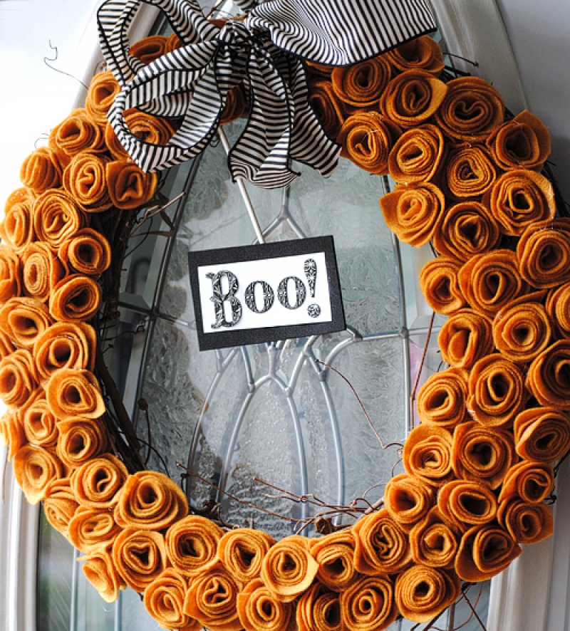 Felt Flower Halloween Wreath from Living Locurto