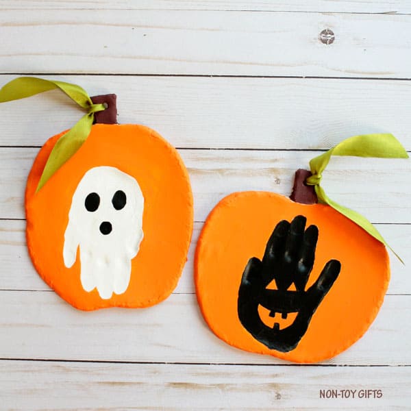 Handprint Halloween Keepsake via Non-Toy Gifts