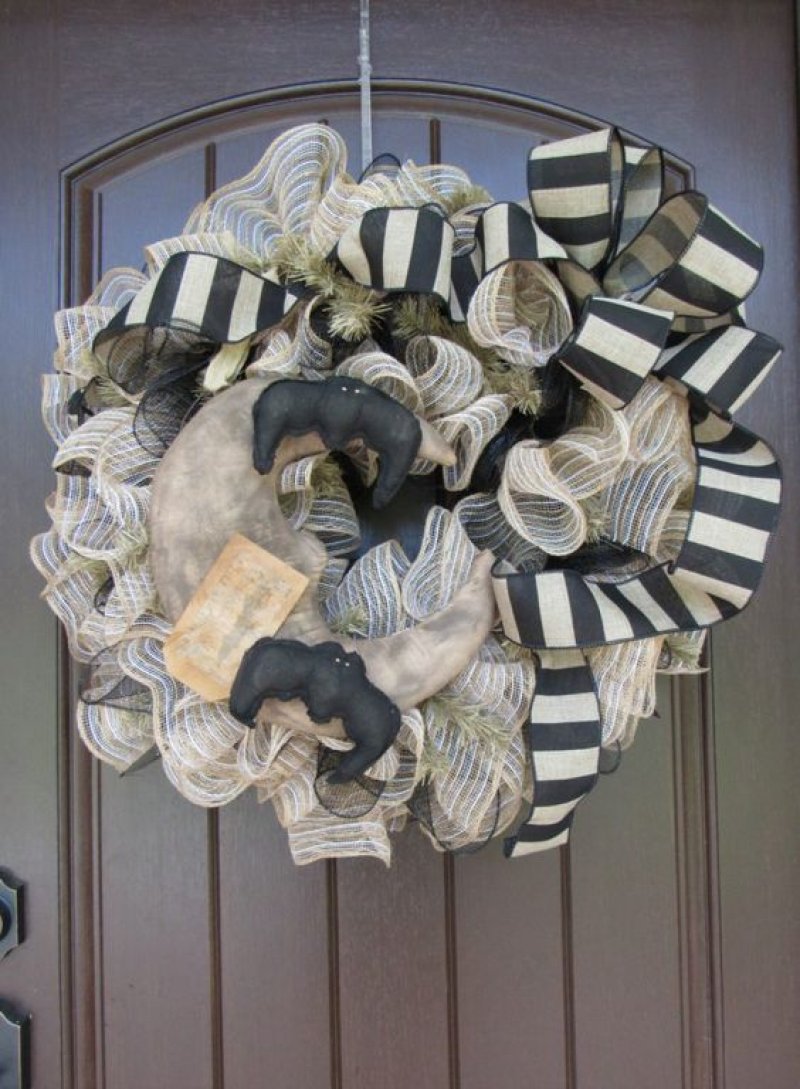 Make Black Mesh Wreath for Halloween.